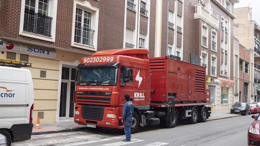 Personal de la empresa suministradora de luz, durante las labores para instalar el tercer transformador