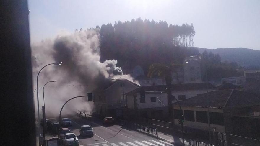 Espectacular incendio en el centro de Redondela