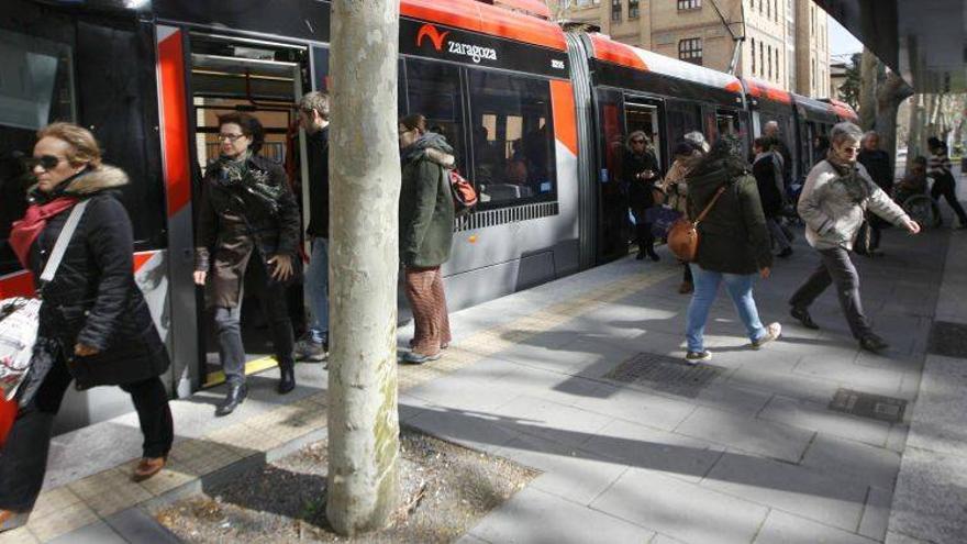 Los usuarios del tranvía piden más convoyes en horas punta