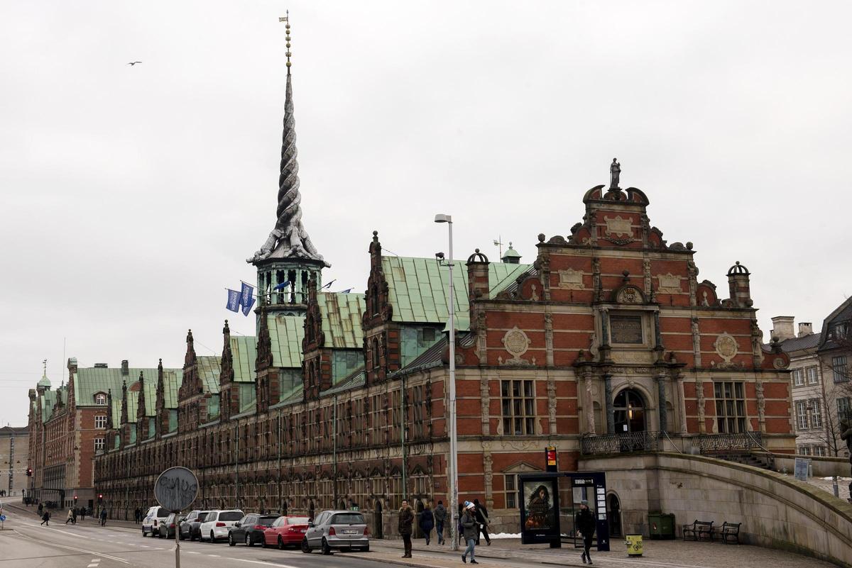 El fuego devora el edificio de la Bolsa de Copenhague