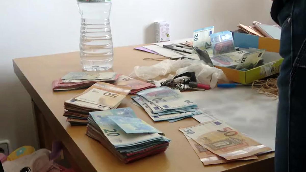 Desarticulat un grup criminal a l’Hospitalet de Llobregat que robava mòbils en tot l’Estat Desarticulat un grup criminal a l’Hospitalet de Llobregat que robava mòbils en tot l’Estat