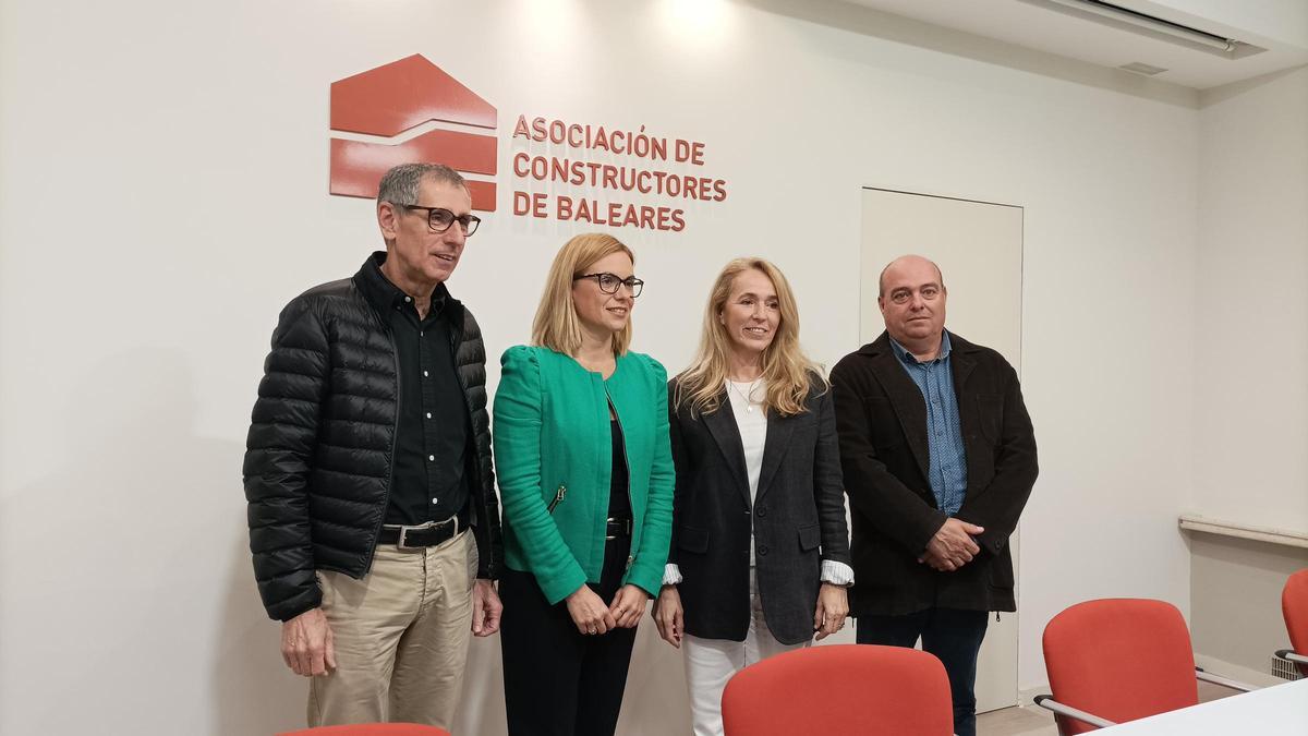 Bernat Llull, Sandra Verger, Fanny Alba y Climent Oliver en la sede de la Asociación de Constructores de Baleares.
