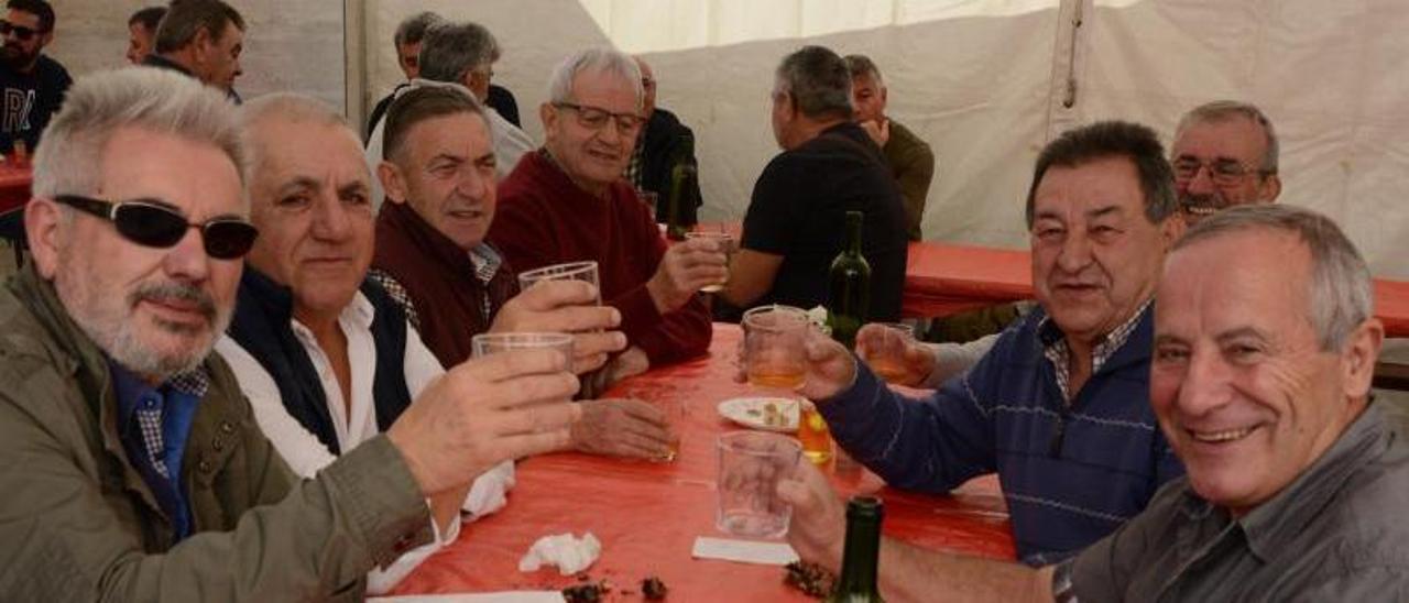 Un grupo de amigos, en la sesión vermú, disfrutando del vino de casa.   | G. NÚÑEZ