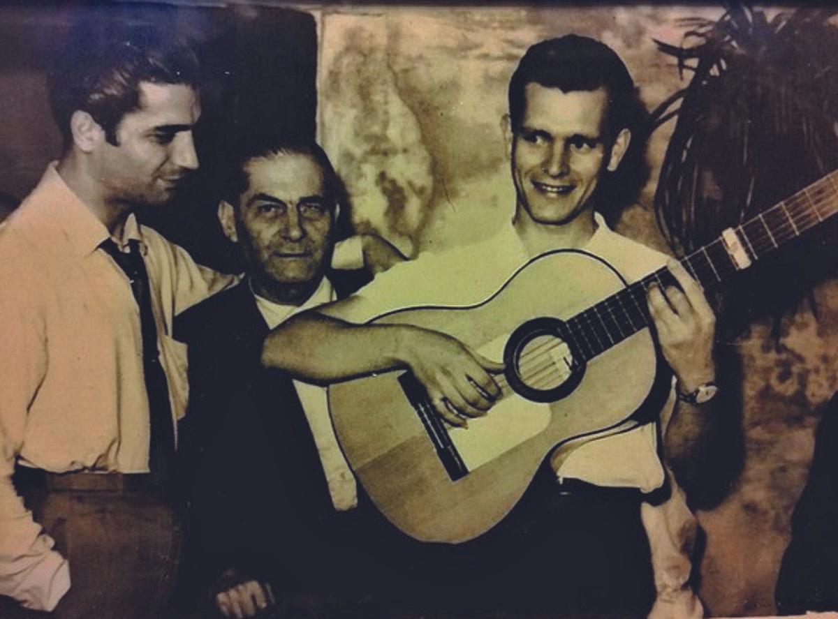 Antonio Serrano ‘Antonio del Lunar’, guitarrista emblemático del primer tercio del siglo XX, con Fernando Ortiz (derecha) y Juan, su hijo.