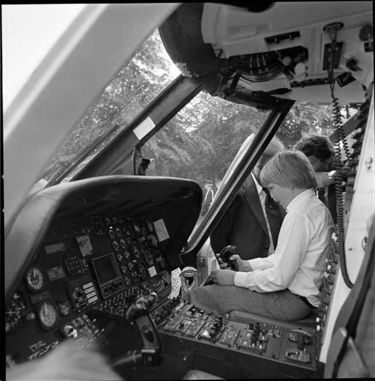 El entonces príncipe Guillermo de Holanda, en la cabina de un avión de la compañía