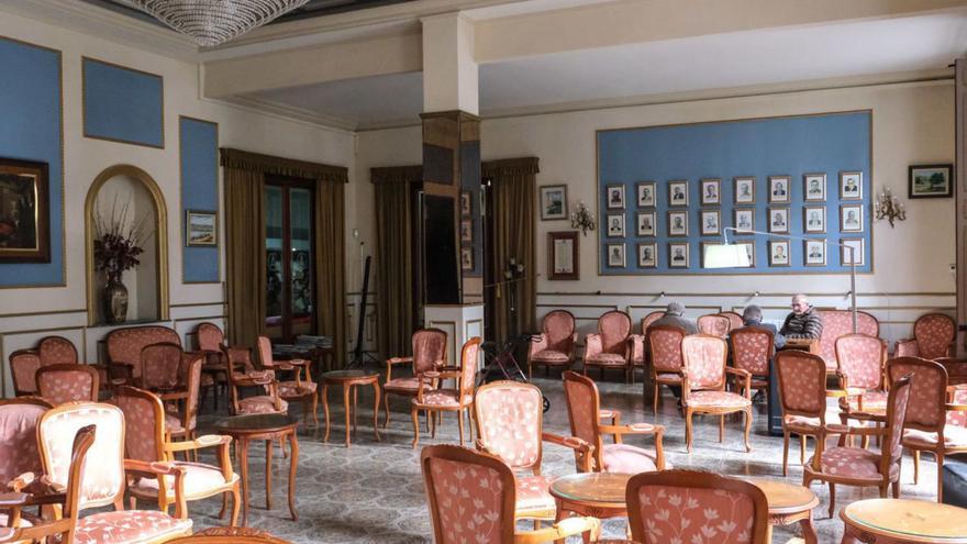 Salón regio del Casino de Almoradí, una entidad que desarrolla un amplio programa cultural, fundada en 1882.  A la derecha, acceso principal a su sede. | ÁXEL ÁLVAREZ