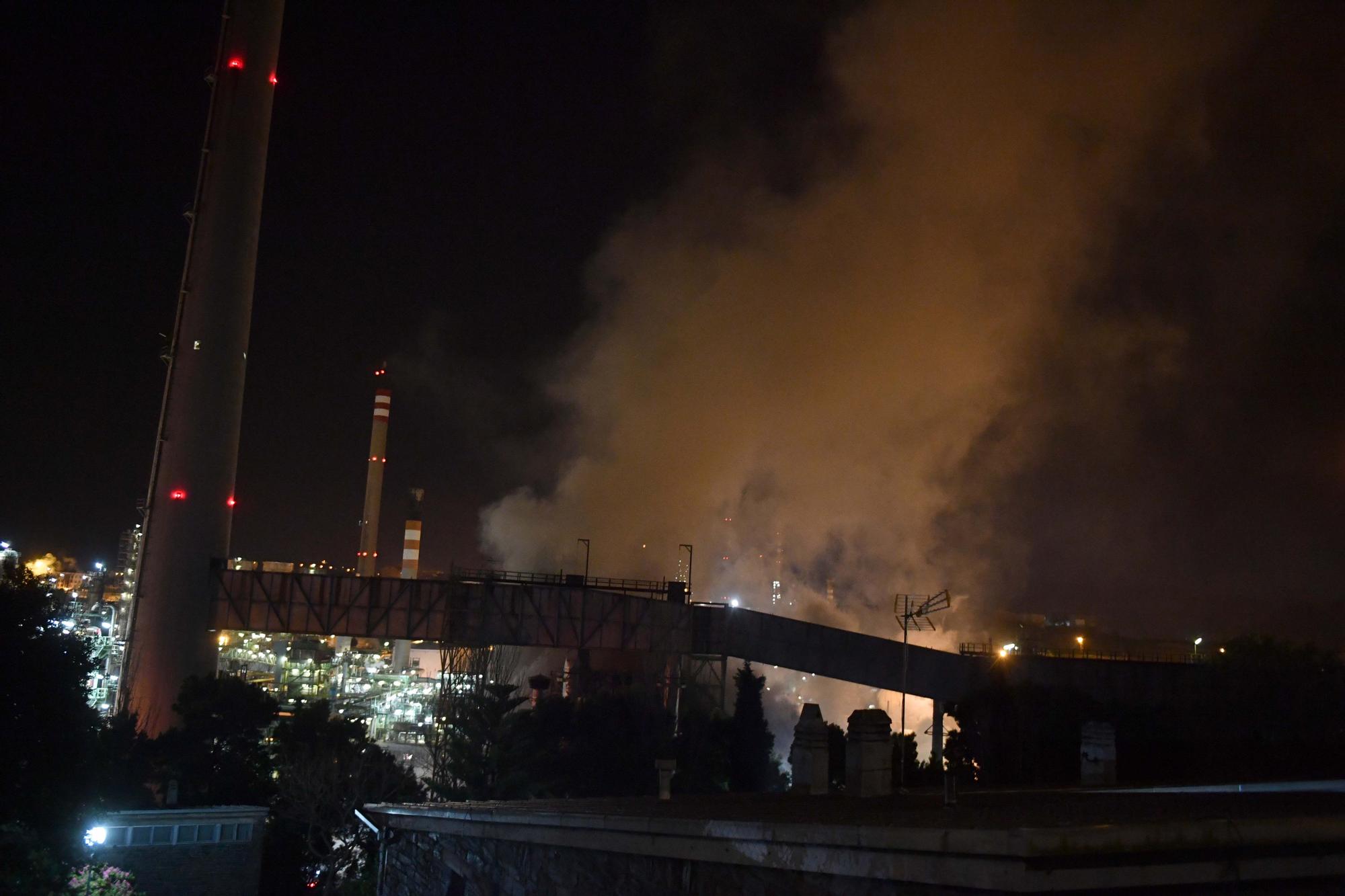 Fuego en la refinería de A Coruña