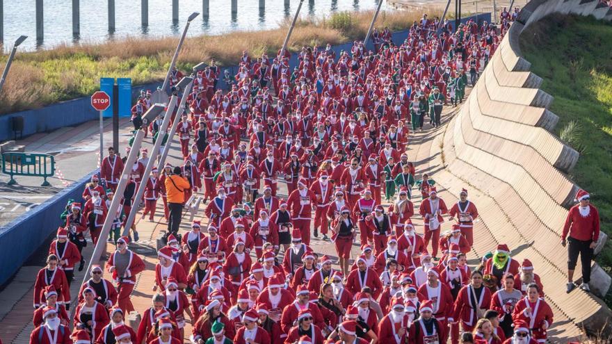 Gorros vermells,  barbes blanques,  música, rialles i un  sol brillant acompanyen corredors de totes les edats en la prova popular celebrada aquest diumenge al Parc del Fòrum de Barcelona.




 | JORDI OTIX.