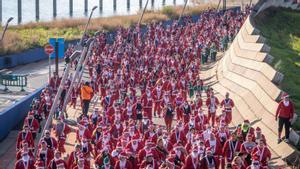 La Cursa del Pare Noel tenyeix de vermell el Parc del Fòrum