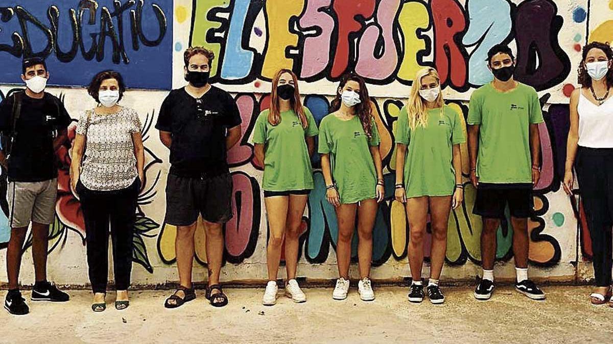 La consellera Santiago con un grupo de voluntarios del campo de Amés.