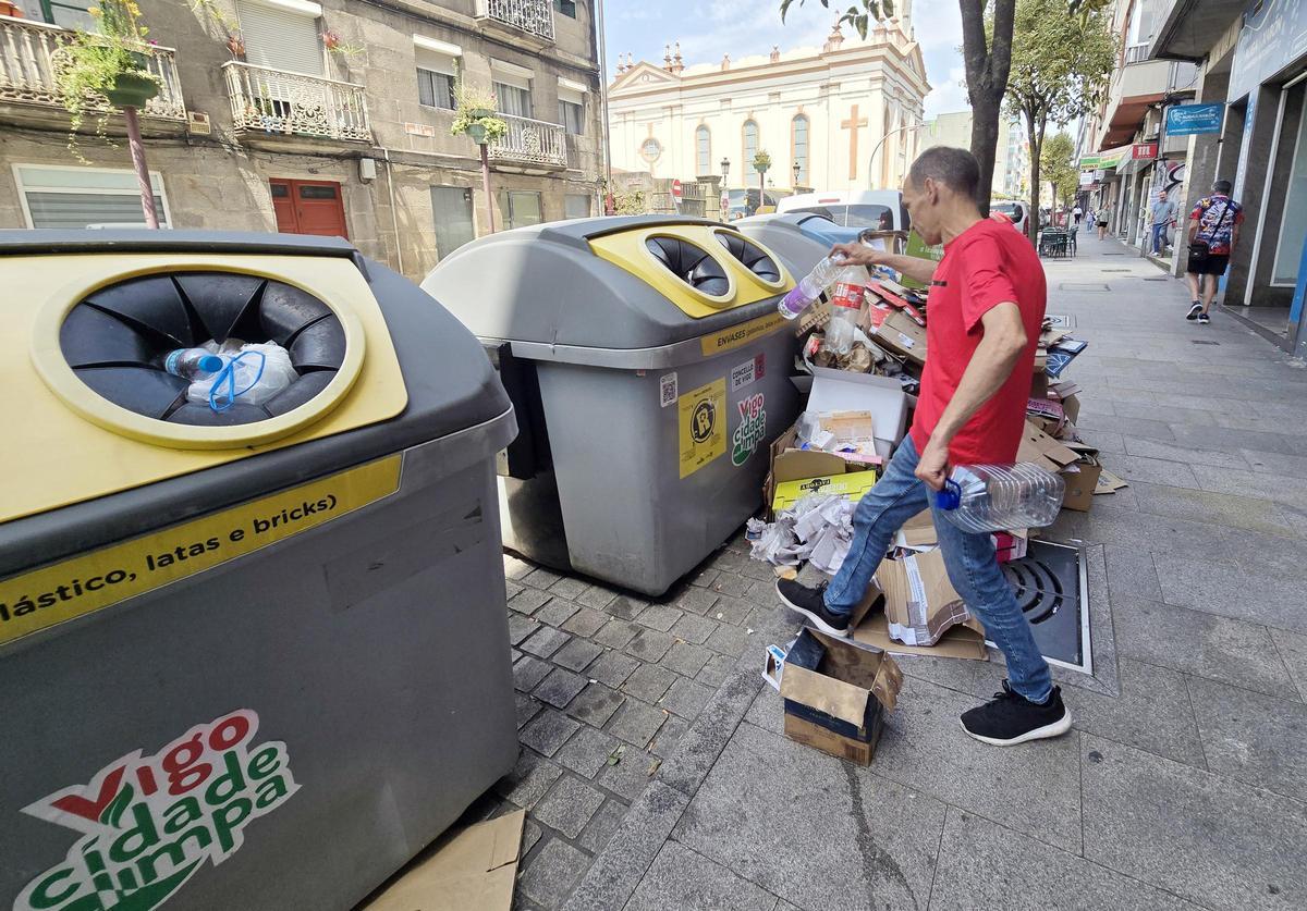 Las bolsas y desperdicios se acumulan en Vigo por la huelga de basura