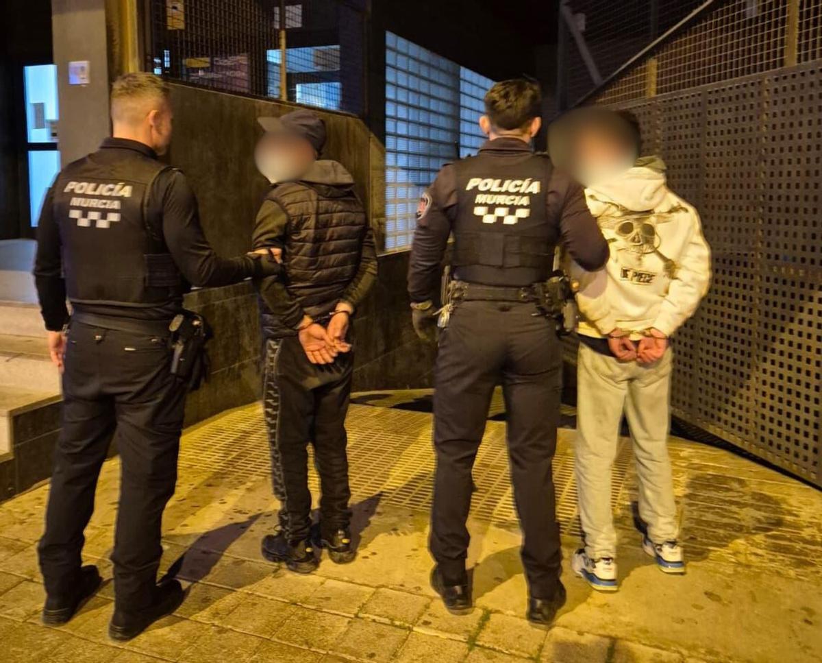 Agentes de la Policía Local custodian a los sospechosos tras el arresto.
