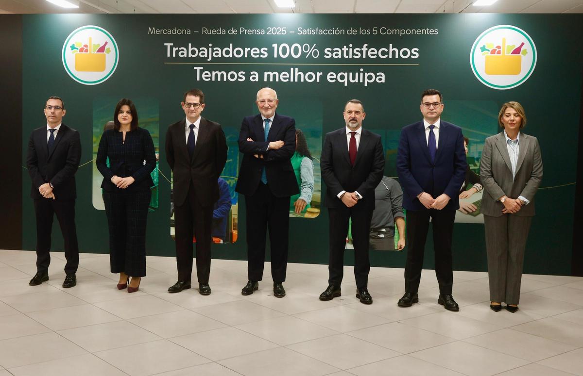 Juan Roig, en el centro, con el comté de dirección de Mercadona