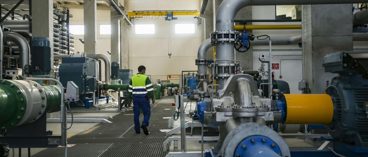 Un operario inspecciona las instalaciones de la desaladora de Mutxamel, una de las plantas en las que se potabiliza el agua del mar en la provincia.  | MANUEL R. SALA