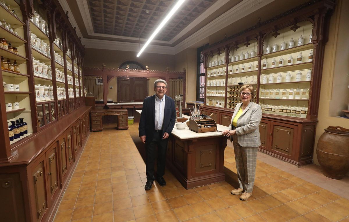 Andrés y Palos, dentro de la farmacia del hospital Provincial de Zaragoza, que se conserva igual desde 1881.