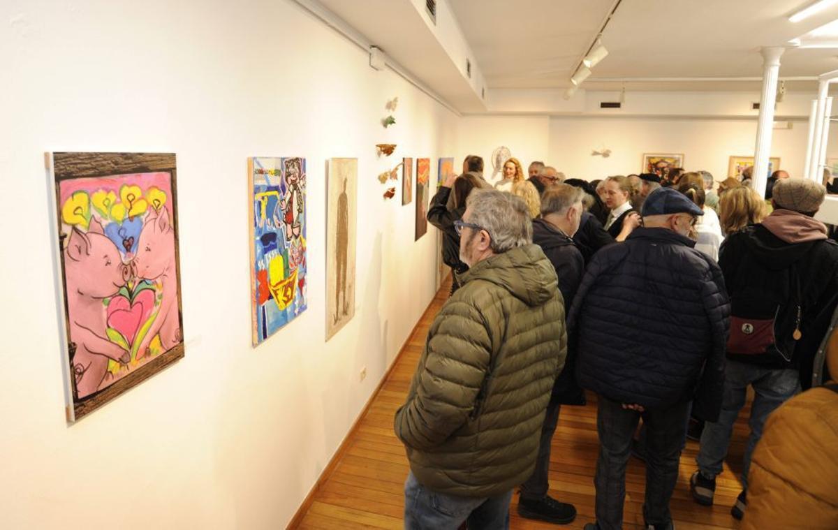 Numeroso público acudió la inauguración en el Museo Ramón Aller.