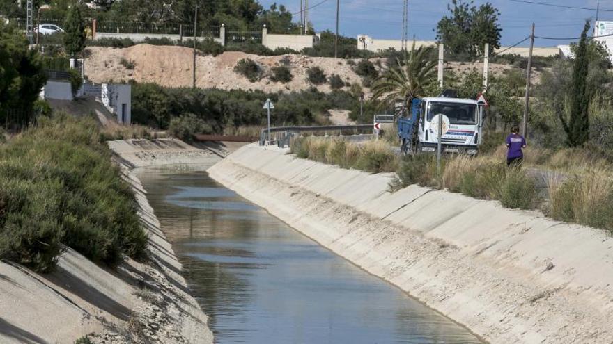 Canal del trasvase Tajo-Segura en el término municipal de Crevillent.