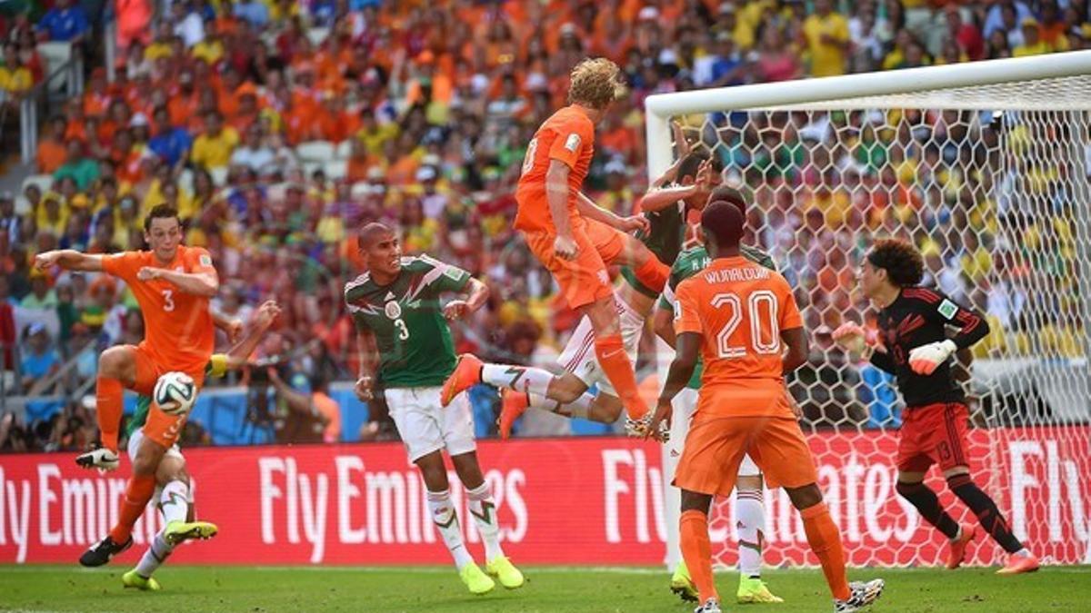 Netherlands' defender Stefan de Vrij (L) shoots towards goal during a Round of 16 football match between Netherlands and Mexico at Castelao Stadium in Fortaleza during the 2014 FIFA World Cup on June 29, 2014. AFP PHOTO / EMMANUEL DUNAND