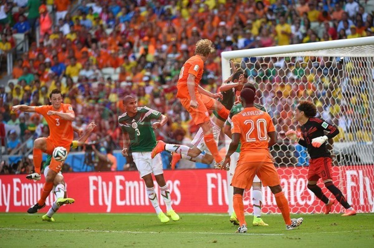 Netherlands' defender Stefan de Vrij (L) shoots towards goal during a Round of 16 football match between Netherlands and Mexico at Castelao Stadium in Fortaleza during the 2014 FIFA World Cup on June 29, 2014. AFP PHOTO / EMMANUEL DUNAND