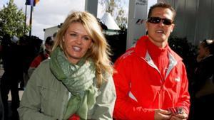 Corinna, en una imagen de archivo, junto al piloto alemán Michael Schumacher.
