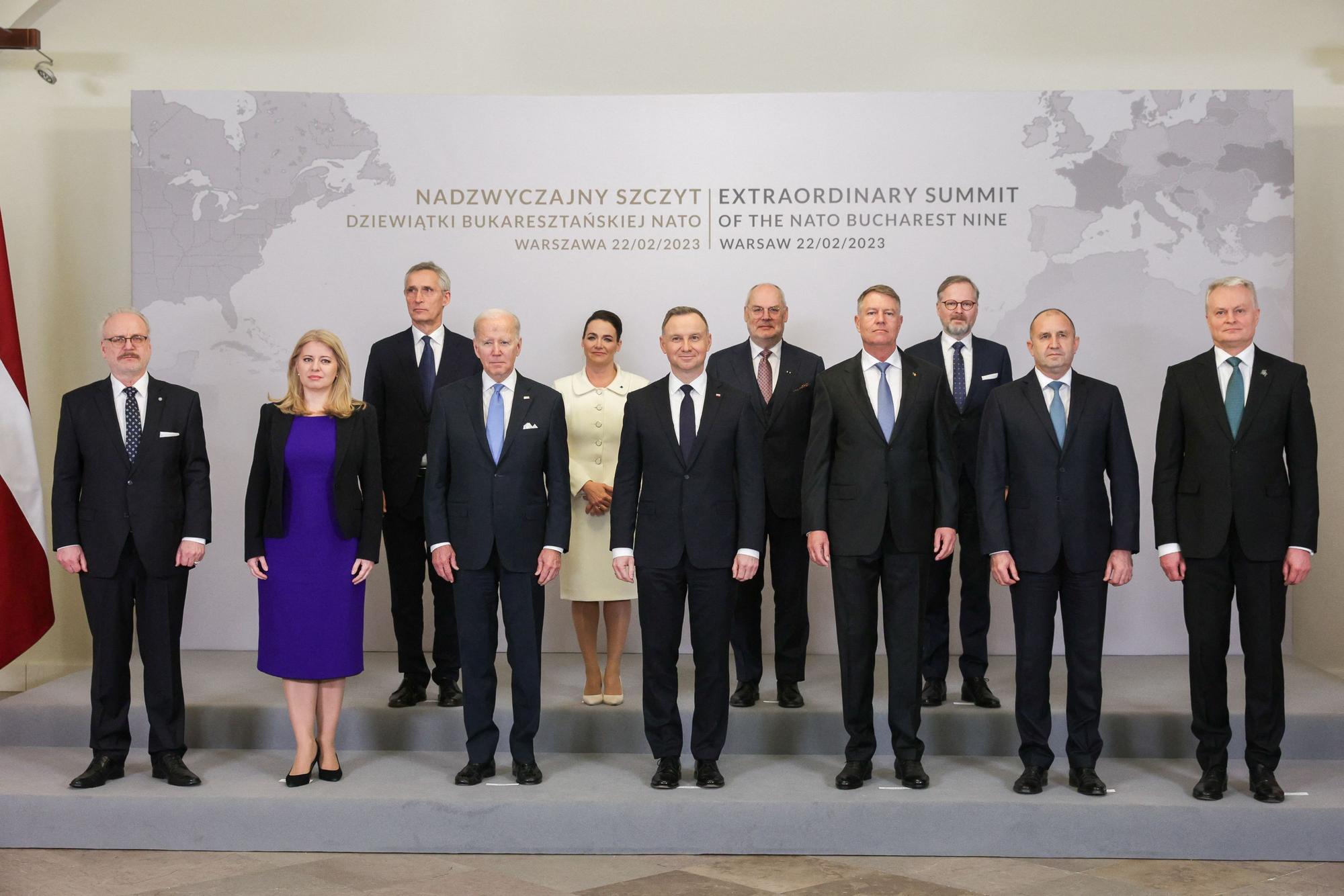 El presidente de EEUU, Joe Biden, posa con los otros participantes en la cumbre del Grupo de los Nueve de Bucarest de la OTAN, este miércoles en Varsovia.
