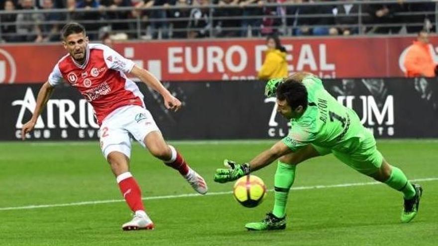 Pablo ChavarrÃ­a dispara a puerta con el Stade de Reims.