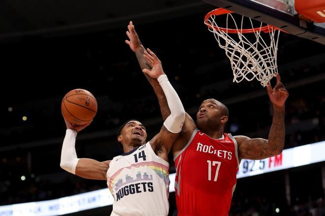 Gary Harris #14 de los Denver Nuggets es bloqueado por P.J. Tucker #17 de los Houston Rockets en el tercer cuarto del  Pepsi Center en Denver