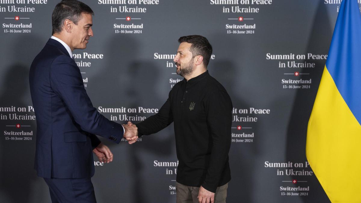El presidente español, Pedro Sánchez, saluda a Volodímir Zelenski, a su llegada a la cumbre de la paz de Ucrania que se celebra en Suiza.