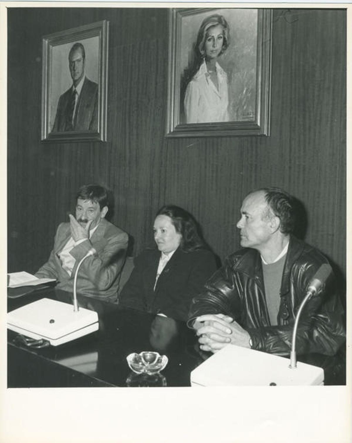 Los diputados de Herri Batasuna Jon Idigoras, Itziar Aizpurua y Ángel Alcalde durante la rueda de prensa tras abandonar el hemiciclo del Congreso de los Diputados el 4 de diciembre de 1989.