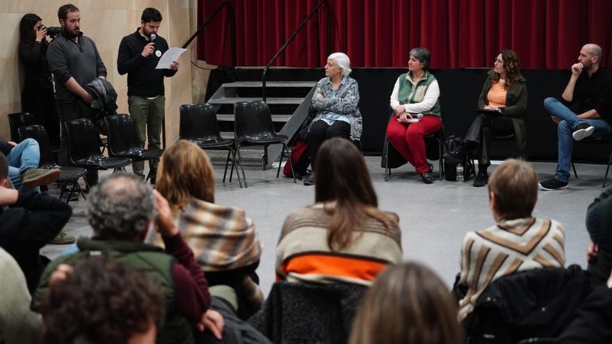 Lectura d'un manifest durant la trobada de Vilagrà amb la pagesia a Casserres