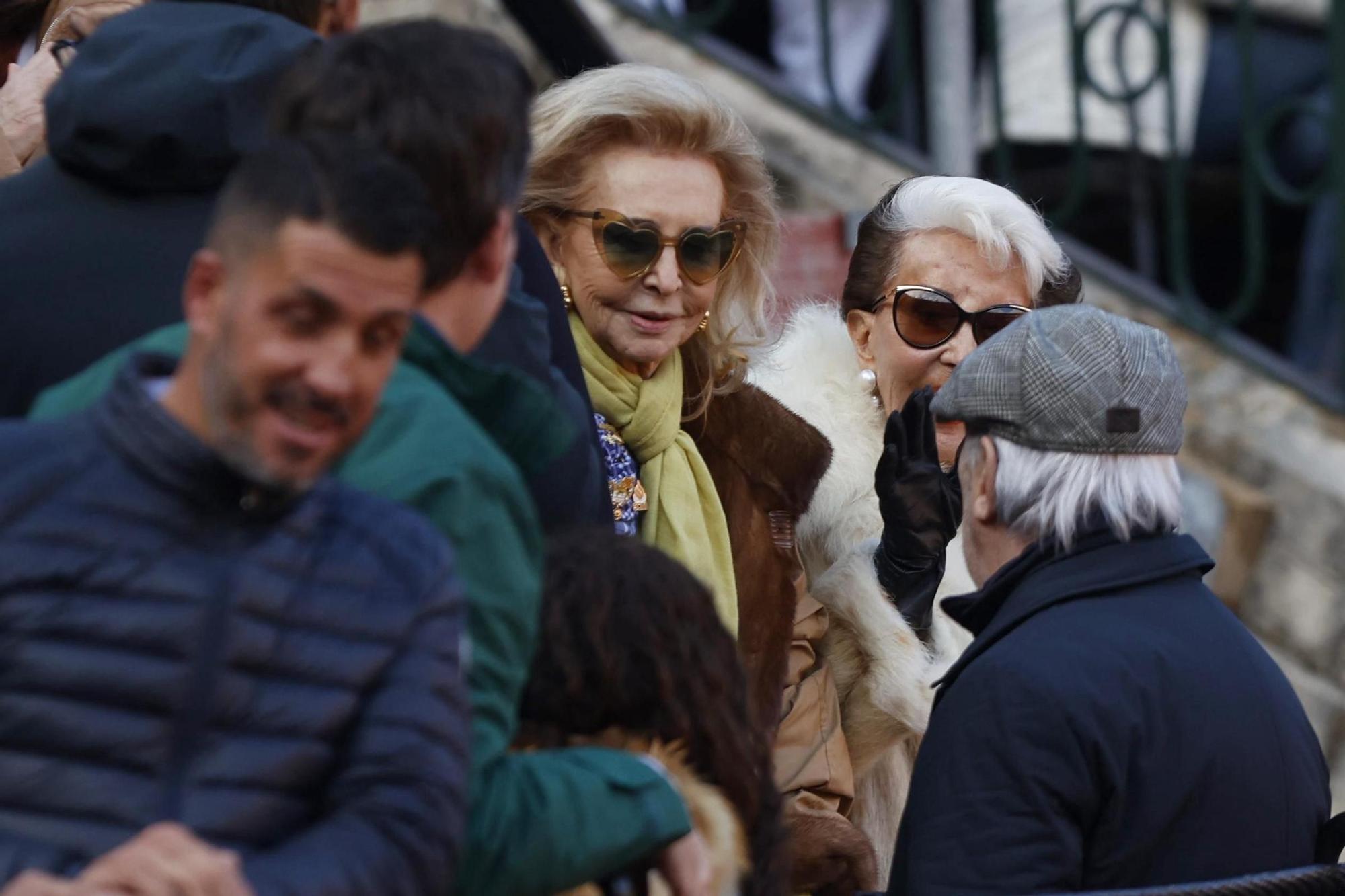 La alta sociedad valenciana se da cita para ver torear a Manzanares y Roca Rey en València