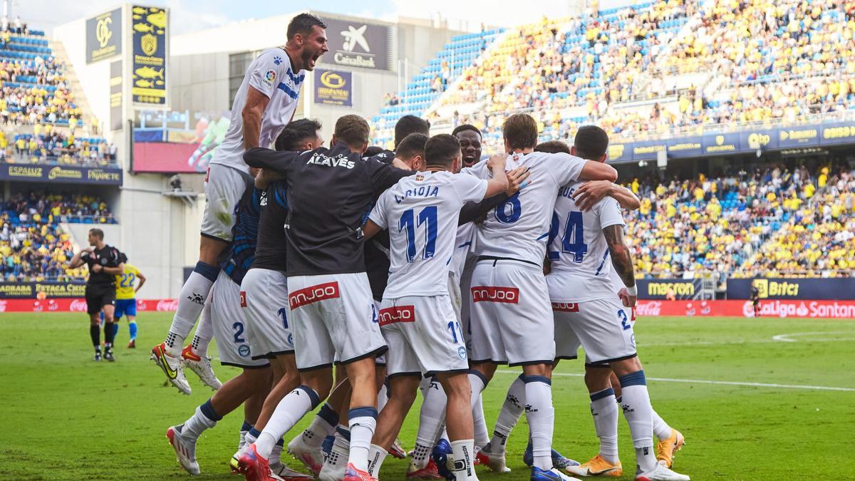 Los jugadores del Deportivo Alavés celebran uno de los goles ante el Cádiz