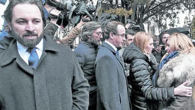 Consuelo Ordóñez habla con dirigentes del PP el jueves, en un homenaje a su hermano. A la izquierda, Santiago Abascal, que dejó el PP por Vox.
