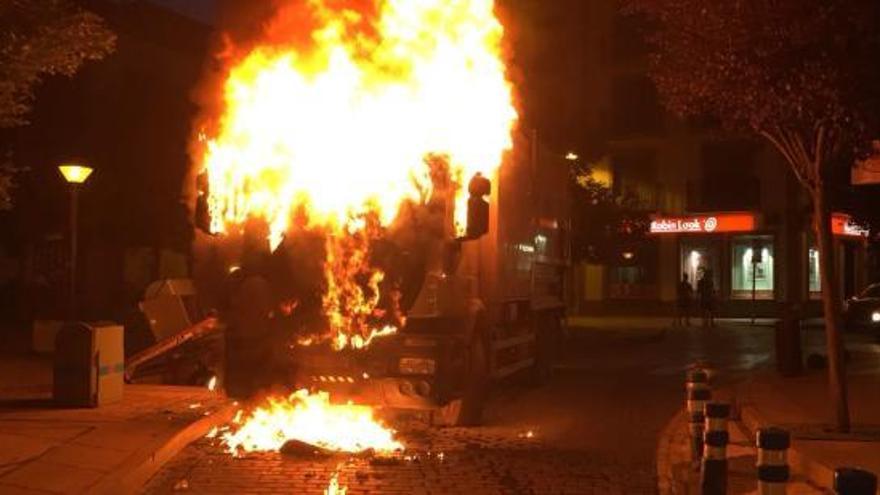 Arde un camión de basura en pleno centro de Xàbia