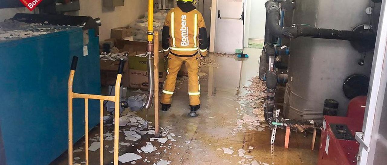 Los bomberos durante la actuación en el centro de mayores de Alcoy.