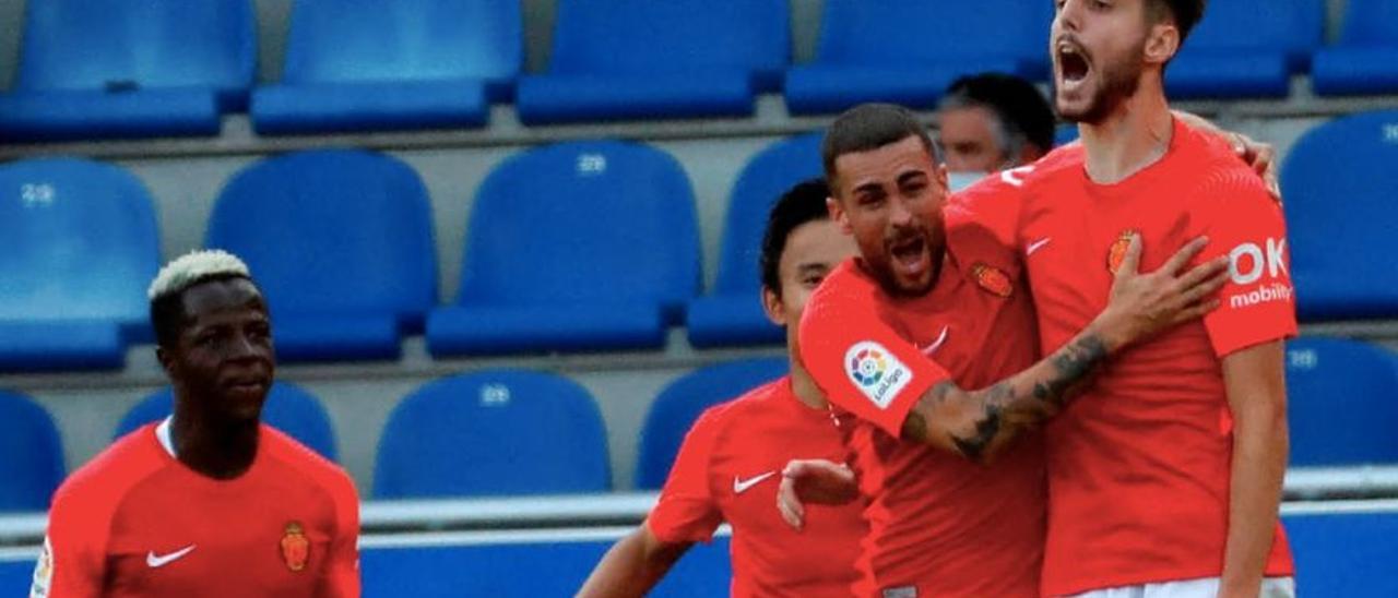 Fer Niño, cedido por el Villarreal, celebra su primer gol con el Mallorca en Mendizorroza.