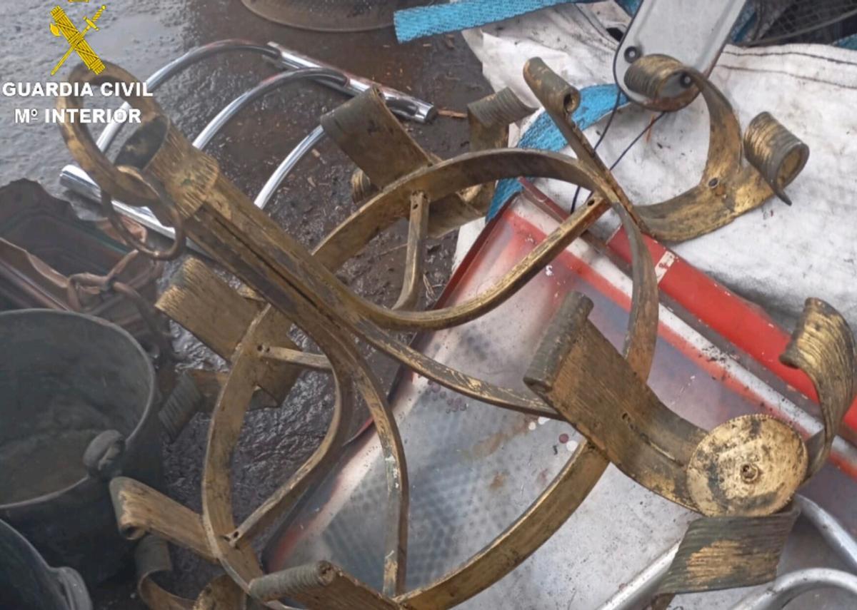 Una parte del material robado en Ribadumia y recuperado en la chatarrería de Vilagarcía