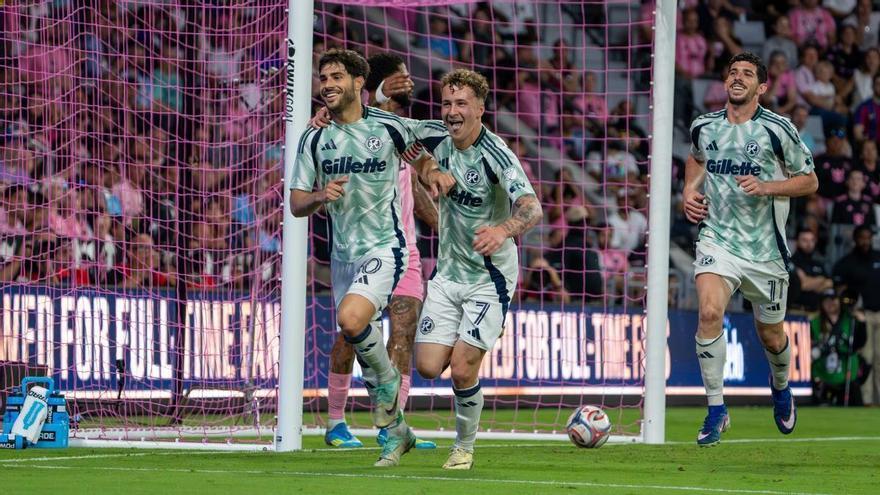El 'golazo' de Carles Gil para ganar su 'cara a cara' con Leo Messi