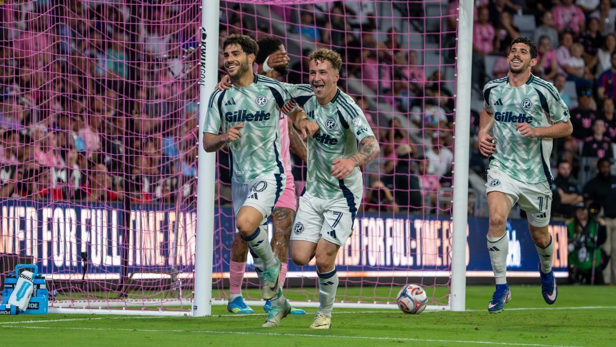 El 'golazo' de Carles Gil para ganar su 'cara a cara' con Leo Messi