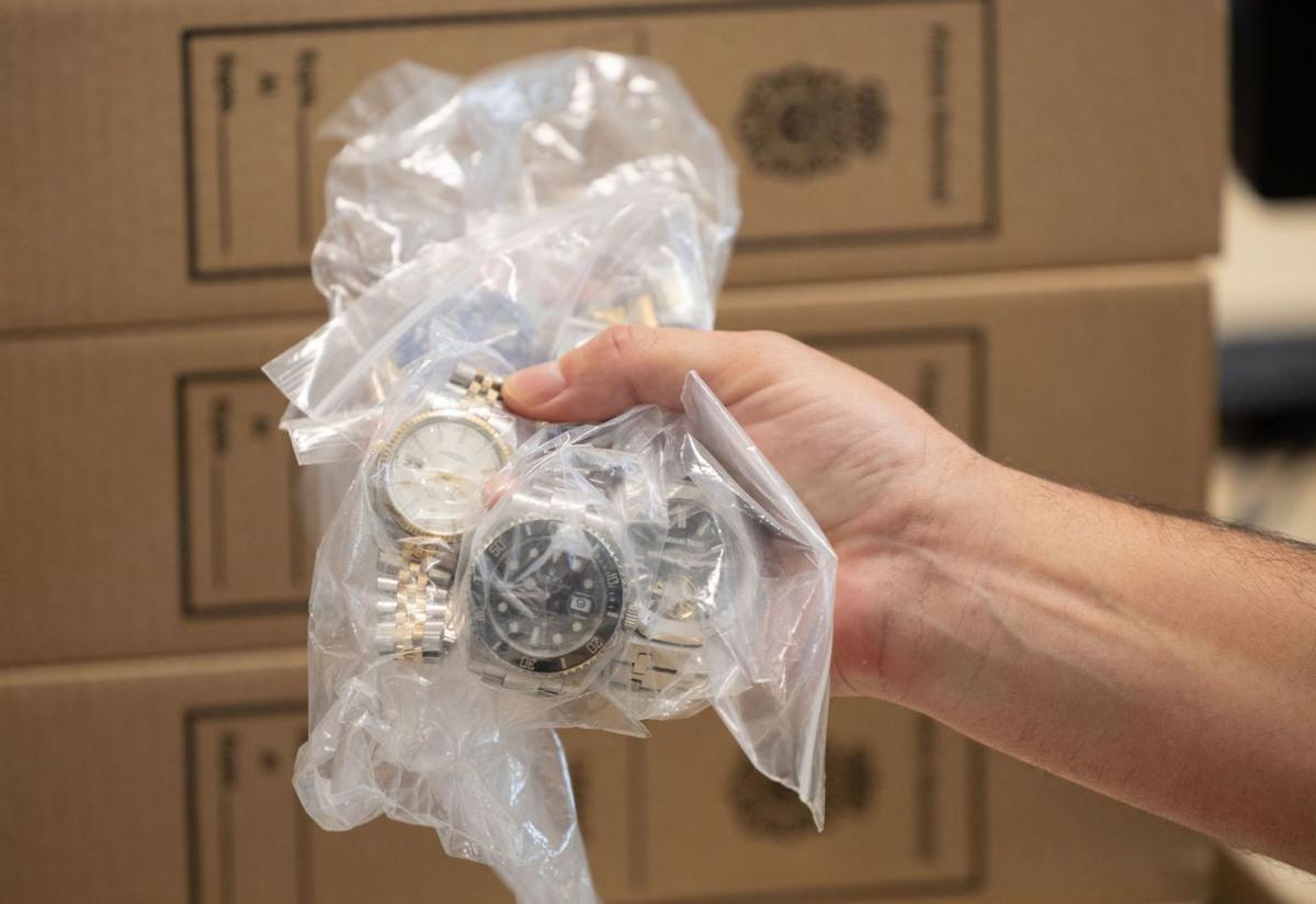 Cuatro de los siete relojes de lujo recuperados este año por la unidad. | VICENT MARÍ