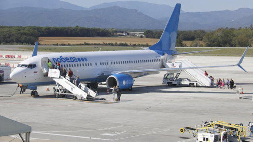 Un avió de Pobeda Airlines aparcat a les pistes de l&#039;Aeroport Girona-Costa Brava