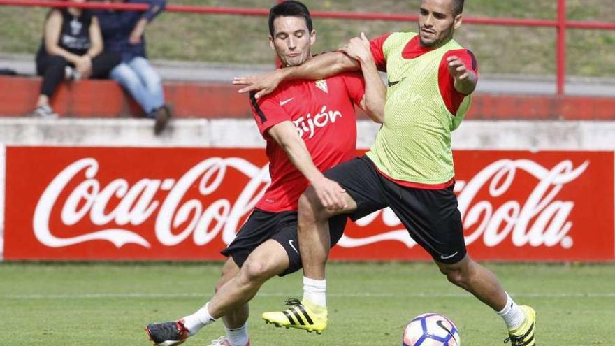 Douglas protege el balón ante la presión de Isma López.