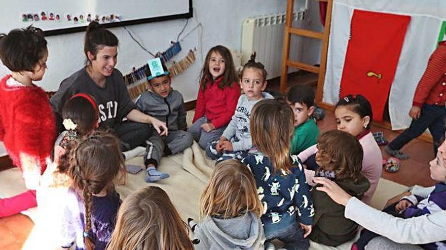 Varios alumnos de Infantil y Primaria asisten a clase con su profesora en el colegio de Lébor, días antes de decretarse el estado de alarma.