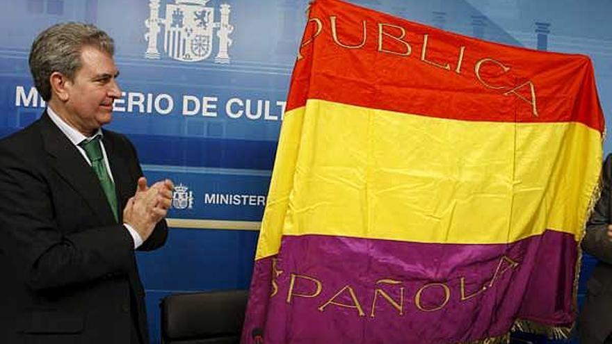 El ministro de Cultura, César Antonio Molina, observa la bandera de la II República