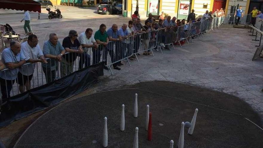 El torneo de bolos en la calle de Infiesto disputa mañana su final