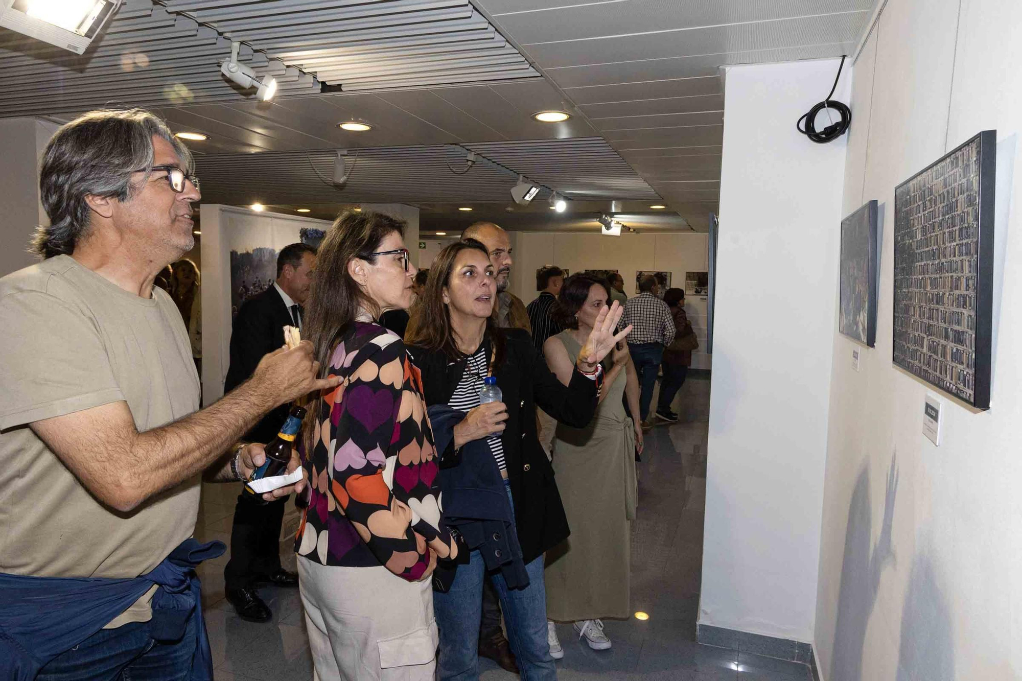 lleno total en la inauguración de INFotoperiodistas 2024,. un año de fotografía de prensa en Alicante