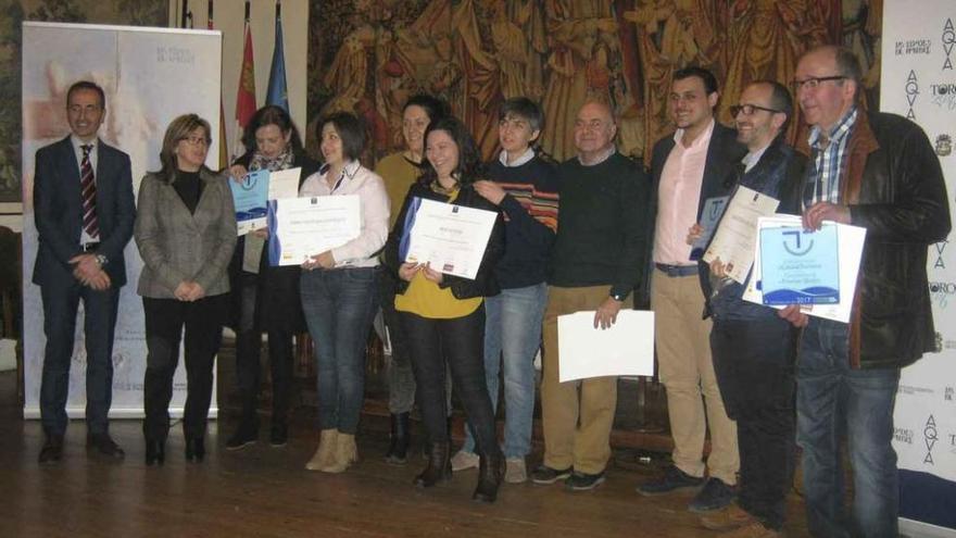 Autoridades y empresarios posan en una foto de familia tras la entrega de diplomas y placas. Foto