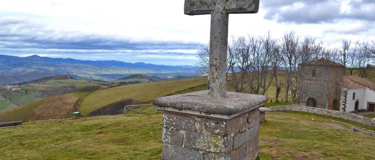 El paisaje que puede contemplarse desde el alto del Acebo, con el santuario a la derecha.