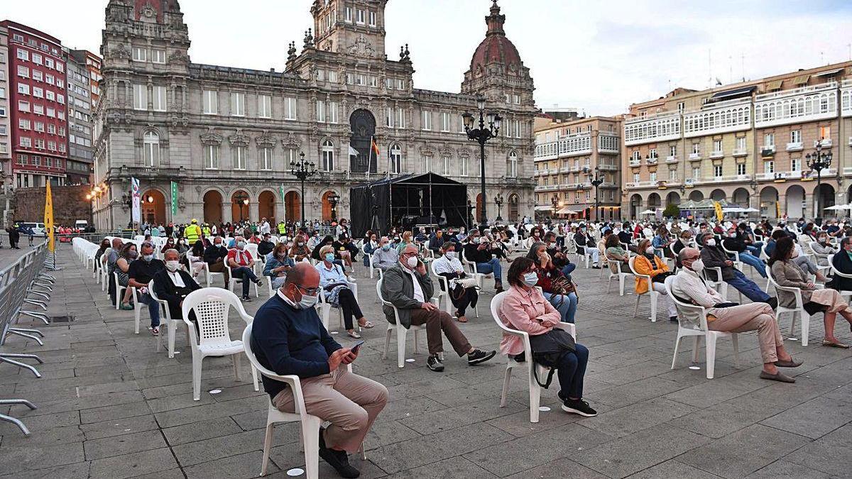 Público en María Pita, el pasado día 1, antes de empezar el concierto de Borja Quiza.