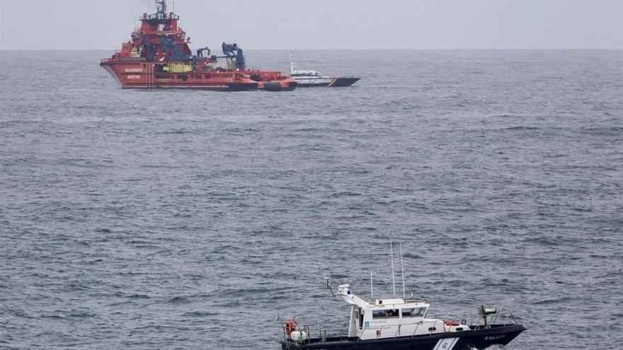 Rescatados ilesos diez pescadores de un barco hundido en Galicia
